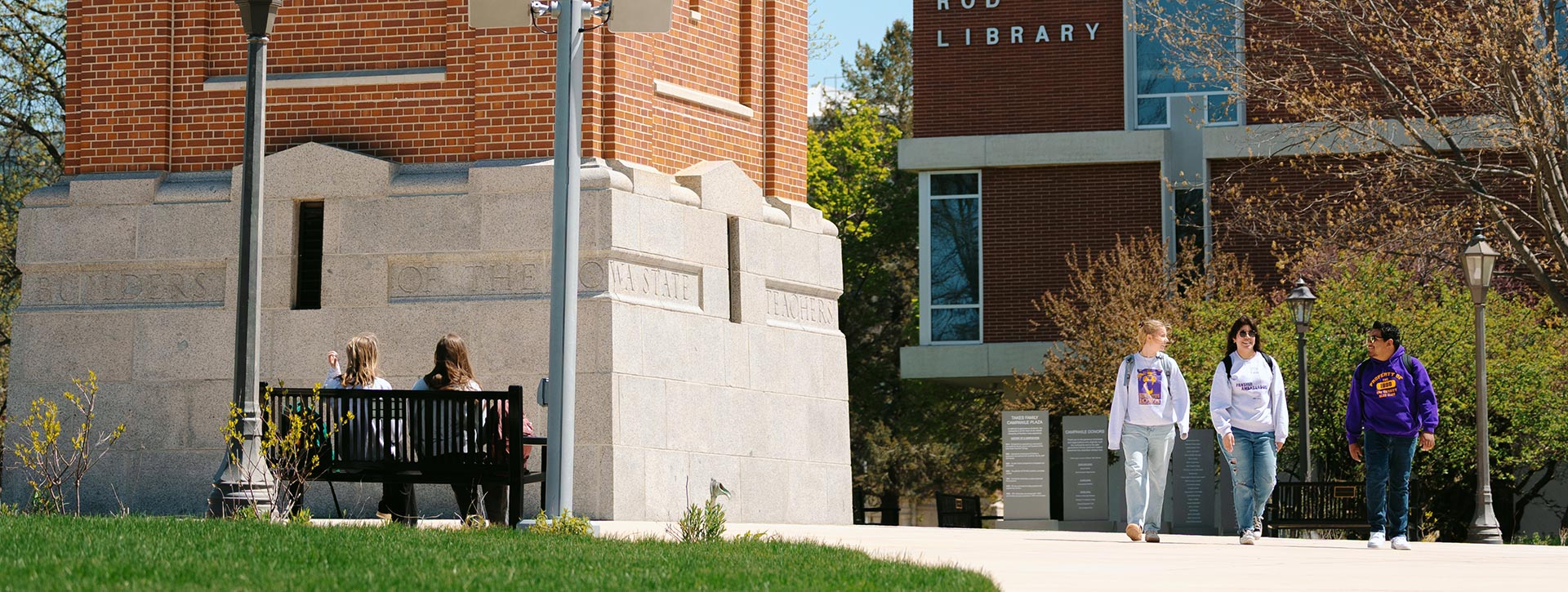 Students walking on UNI campus